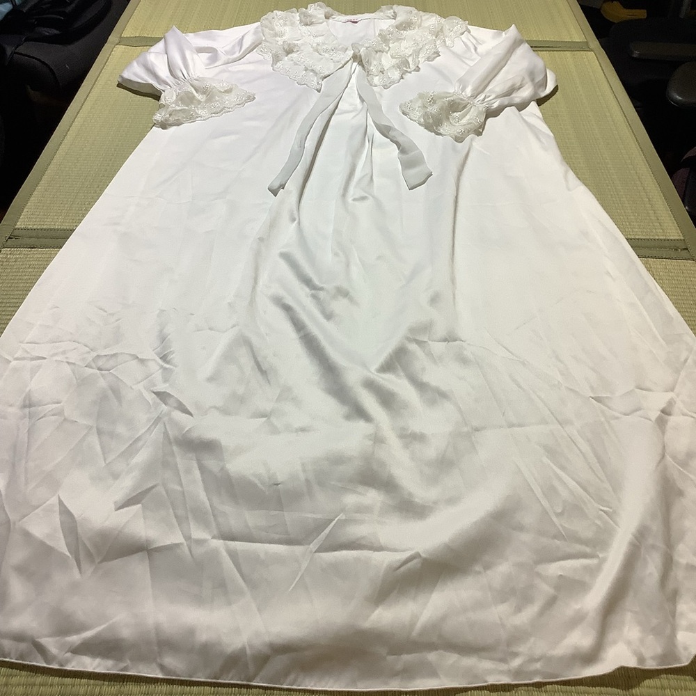 Elegant White Lace Nightgown - Picture 2 of 10